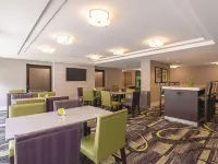 La Quinta Inn & Suites by Wyndham Portland Hotels near Arts District