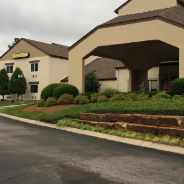 Club Hotel Nashville Inn & Suites