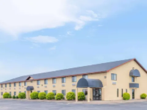 Super 8 by Wyndham Pratt Hotels in Pratt County