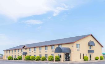 Super 8 by Wyndham Pratt