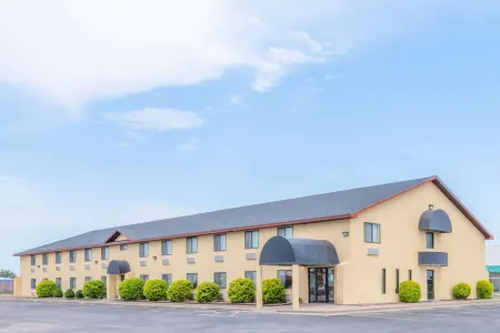 Super 8 by Wyndham Pratt Отели в г. Пратт