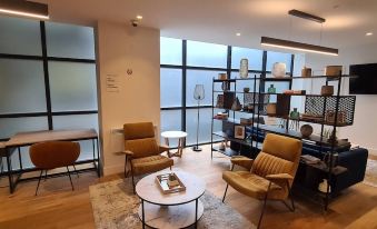 Lovely, Entire 2 Bedroom New Apartmnt in London
