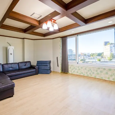 Yangyang Hajodae Condotel Pension (Ocean View) Отели рядом с достопримечательностью «Пляж Хаджодэ»