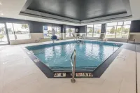 Holiday Inn Express & Suites TORONTO AIRPORT SOUTH by IHG - piscine