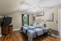 Stay Awhile by Avantstay Lakefront + Pool, Dock