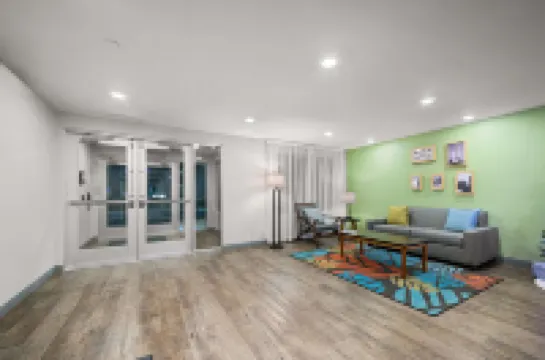 วูดสปริง สวีทส์ ดีร์บอร์น - ดีทรอยต์