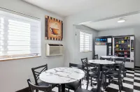 Super 8 by Wyndham Johnson City - breakfast