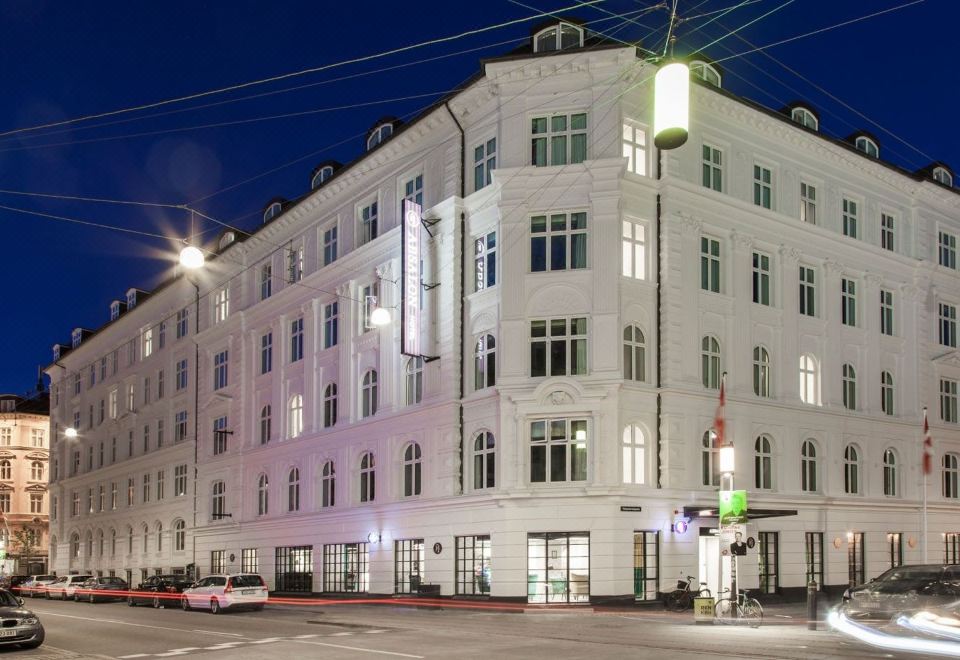 압살론 호텔의 깔끔한 객실 내부 이미지입니다.