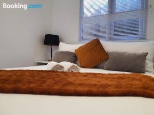 Stunning 1 King bed cabin in Grays