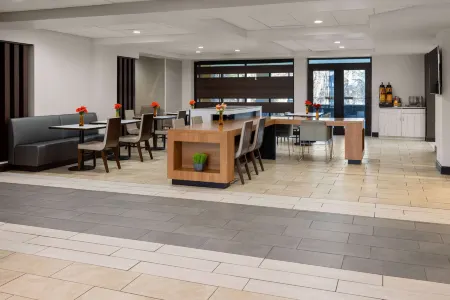 La Quinta Inn & Suites by Wyndham Mooresville Отели рядом с достопримечательностью «Trump National Golf Club Charlotte»