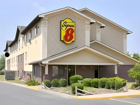 Super 8 by Wyndham Charlotte/Amusement Park Area Отели рядом с достопримечательностью «Rivergate»