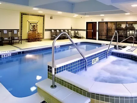 Fairfield Inn & Suites Pittsburgh Neville Island Отели рядом с достопримечательностью «Парк Саси Леттери Риверфронт»