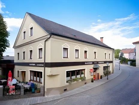 Gasthof zur Zugbrücke Josef Schiefer Hotels in der Nähe von Burg Clam