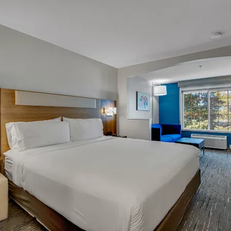 Holiday Inn Express & Suites PORTLAND-JANTZEN BEACH by IHG