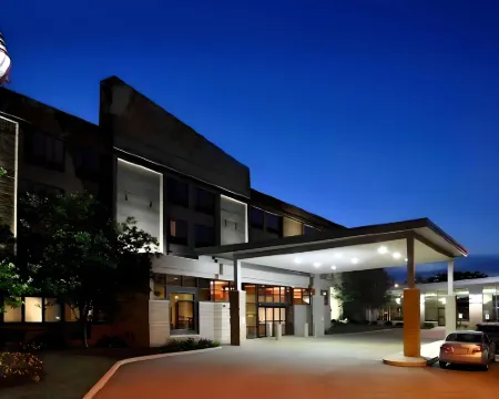 Comfort Suites Milwaukee West Hotels in Milwaukee