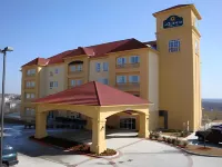 La Quinta Inn & Suites by Wyndham Fort Worth - Lake Worth Hotels in Azle