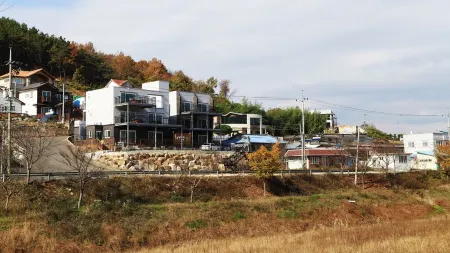 Jinju Herb Hyang Pension Отели рядом с достопримечательностью «Чинянхо»