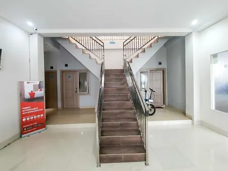 RedDoorz Near Jalan Kolonel Haji Burlian Palembang Отели в г. Karya Baru