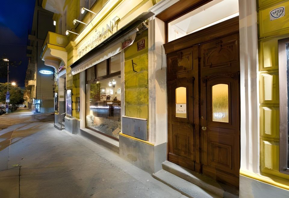 라 페니체 호텔의 다양한 빵과 음식으로 구성된 조식 뷔페 테이블 이미지