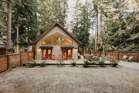 Mt Baker Rim Cabin 24 - Hot Tub, WIFI, Air Conditioning, Sleeps 8