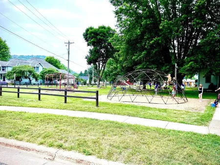 Entire cozy Rollingstone apt in Mississippi Valley, just 10 min from Winona!