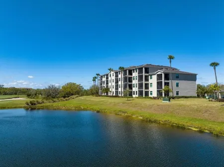 Stunning 2BR/2BA Unit overlooking the scenic Lakewood National Golf Course