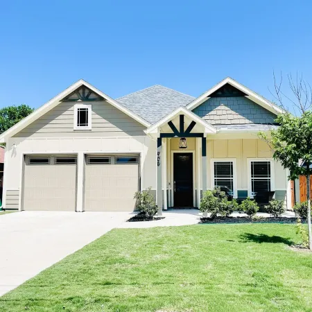 4 beds/ 3 bedrooms/ Family & Pet Friendly