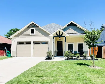 4 beds/ 3 bedrooms/ Family & Pet Friendly