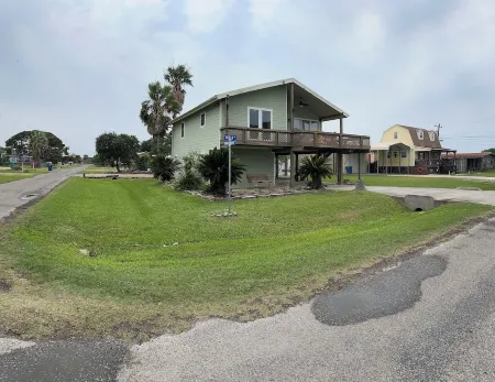 Welcome to Sunset Chateau! This split level 4/2 house close to the beach!