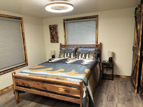 Come stay at the quite and Cozy Rustic Hideaway