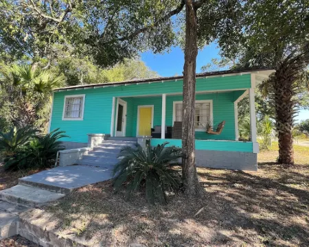 Lucy’s Beach Hideaway, 2 block to restaurants & waterfront Hotels in Carrabelle