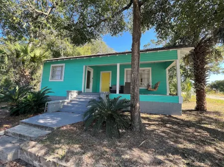 Lucy’s Beach Hideaway, 2 block to restaurants & waterfront