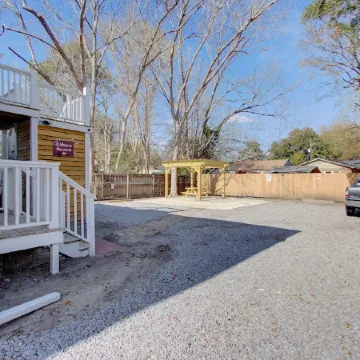 Fabulous Retreat! Centrally Located. Quiet & Cozy! Sleeps 4. Hi Sp Wifi & More.