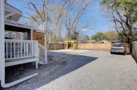 Fabulous Retreat! Centrally Located. Quiet & Cozy! Sleeps 4. Hi Sp Wifi & More.