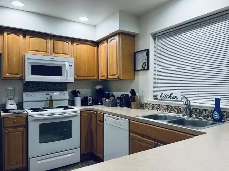 Centrally located, chic, & simple near downtown Отели в г. Порт Орчард