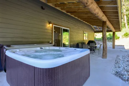 Lazy Dog Lodge, Hot Tub, AC & Activities Near Black Hills