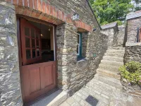 Mona's Cottage - Private Parking, Sea Views, Garden & Close To Harbour & Beach