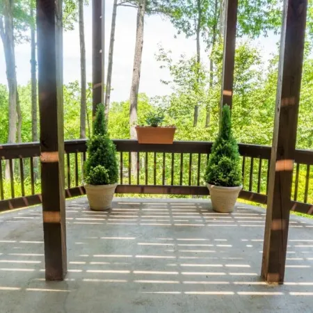 Treetop Hideaway with mountain views. 1000 sq. ft. 10 min to downtown Asheville!