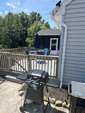 Pondview Paradise, Cozy home with pool and pond on 8 acres