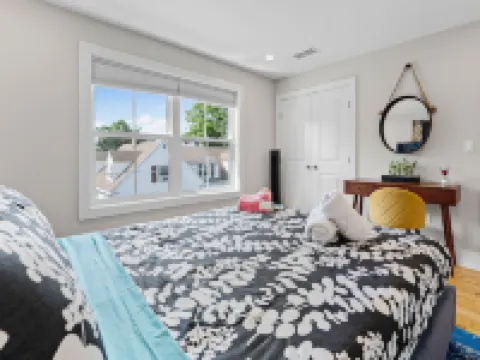 Luxury large house minutes to Cambridge and Boston Hotels in Watertown