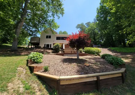 5 bdrm Lakefront Home-private lake! Accommodates 2-15 guests, great fishing too.