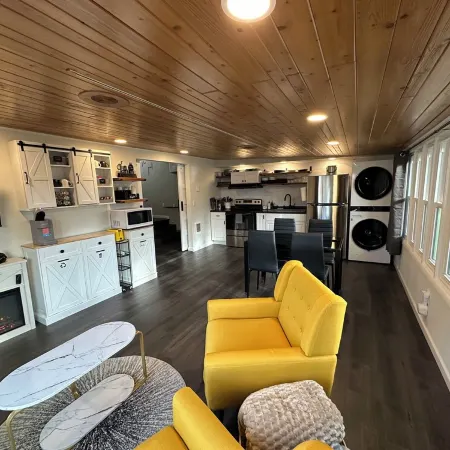 Charming guesthouse within minutes of downtown Fish Creek!