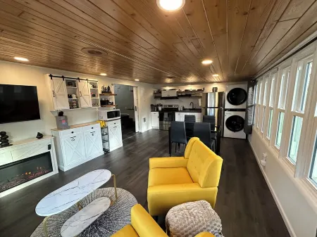 Charming guesthouse within minutes of downtown Fish Creek!