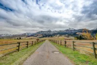 Beautiful Log Cabin in the Heart of Paradise Valley, Montana