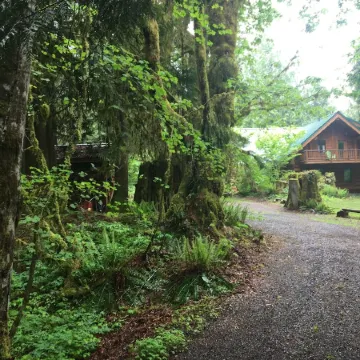Luxury Riverfront Log Cabin Near Stevens Pass with Hot Tub & Two-Story Fireplace