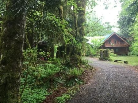 Luxurious Riverfront Log Cabin w/ Mountain Views & Hot Tub Near Stevens Pass