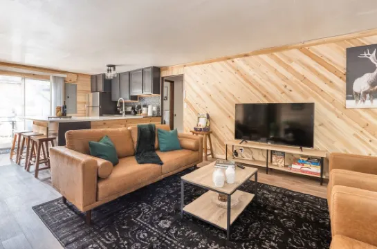 Little Elk Cabin ~ Hot Tub, Ski, Relax!