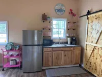 Tiny Flamingo's Nest - Cottage Near Pioneer Woman Mercantile - Pet friendly! Hotels in Osage County