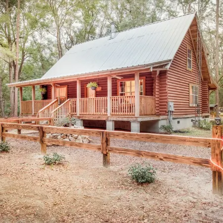 Beautiful log home less than a half mile from ichetucknee springs north entrance