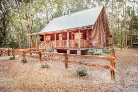 Beautiful log home less than a half mile from ichetucknee springs north entrance